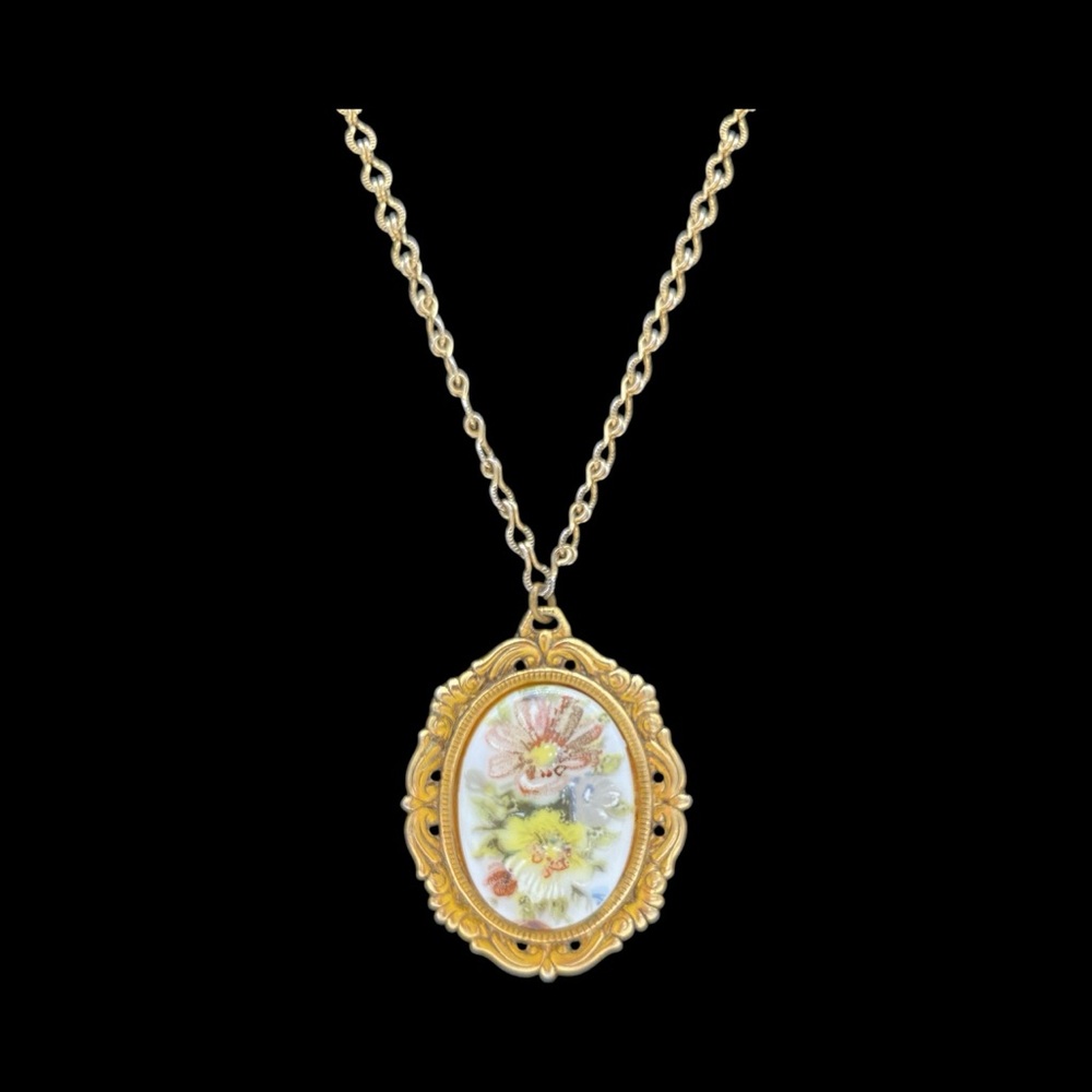 Vintage 1928 Pull-Over Gold-Tone Floral Cameo Pendant Necklace